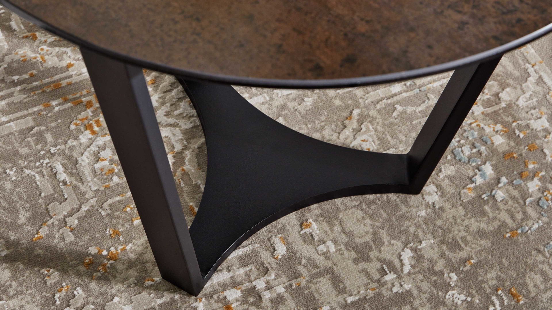 Beistelltisch Interliving aus Keramik in Dunkelbraun Interliving Couchtisch Serie 6208 - Beistelltisch rostbraune Keramik & schwarzer Stahl - Durchmesser ca. 55 cm