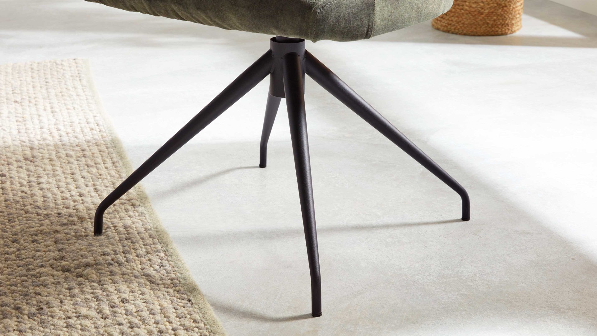 Tischgruppe Interliving aus Stoff in Grün Interliving Esszimmer Serie 5110 - Essgruppe mit Holztisch grüner Bezug Genova, schwarzer Spinnenfuß & Eiche natur