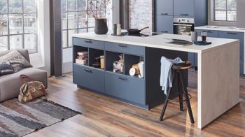 Einbauküche Nobilia® aus Holz in Blau nobilia® Einbauküche Easytouch mit beko Elektrogeräten Fjordblau & Weißbeton - zweizeilig