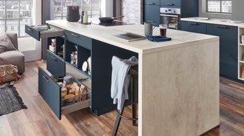 Einbauküche Nobilia® aus Holz in Blau nobilia® Einbauküche Easytouch mit beko Elektrogeräten Fjordblau & Weißbeton - zweizeilig