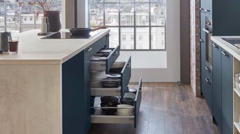 Einbauküche Nobilia® aus Holz in Blau nobilia® Einbauküche Easytouch mit beko Elektrogeräten Fjordblau & Weißbeton - zweizeilig