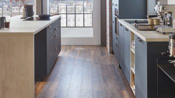 Einbauküche Nobilia® aus Holz in Blau nobilia® Einbauküche Easytouch mit beko Elektrogeräten Fjordblau & Weißbeton - zweizeilig