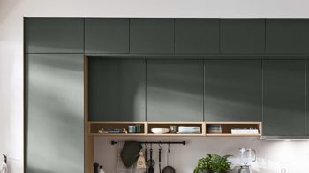 Einbauküche Nobilia® aus Holz in Dunkelgrün nobilia® Einbauküche Easytouch mit privileg Elektrogeräten Mineralgrün & Eiche Sierra - Länge ca. 390 cm