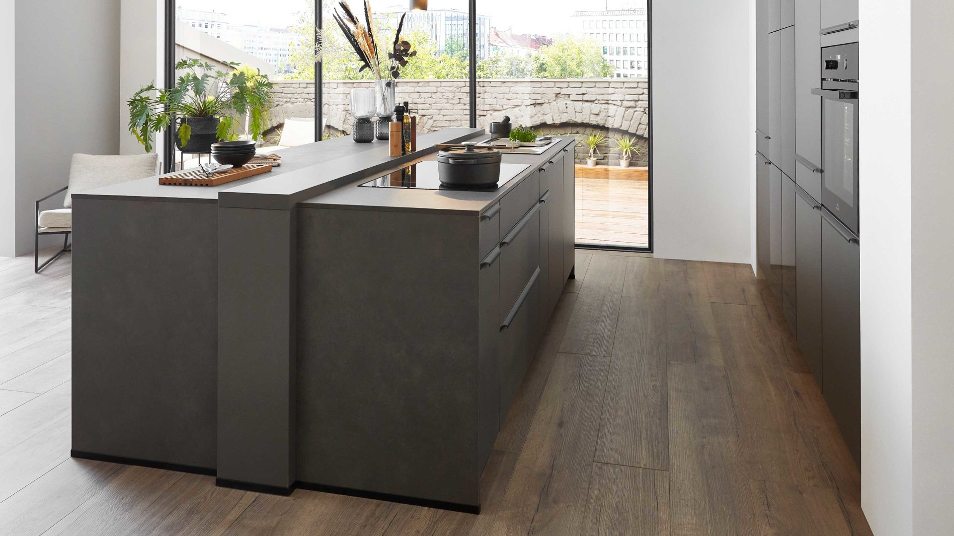 Einbauküche Nobilia® aus Holz in Dunkelgrau nobilia® Einbauküche Laser mit PROGRESS Elektrogeräten Vulkangrau & Schwarzglas - zweizeilig