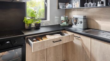 Einbauküche Nobilia® aus Holz in Holzfarben nobilia® Einbauküche Natura mit PROGRESS Elektrogeräten Eiche Montral & Schwarz - zweizeilig