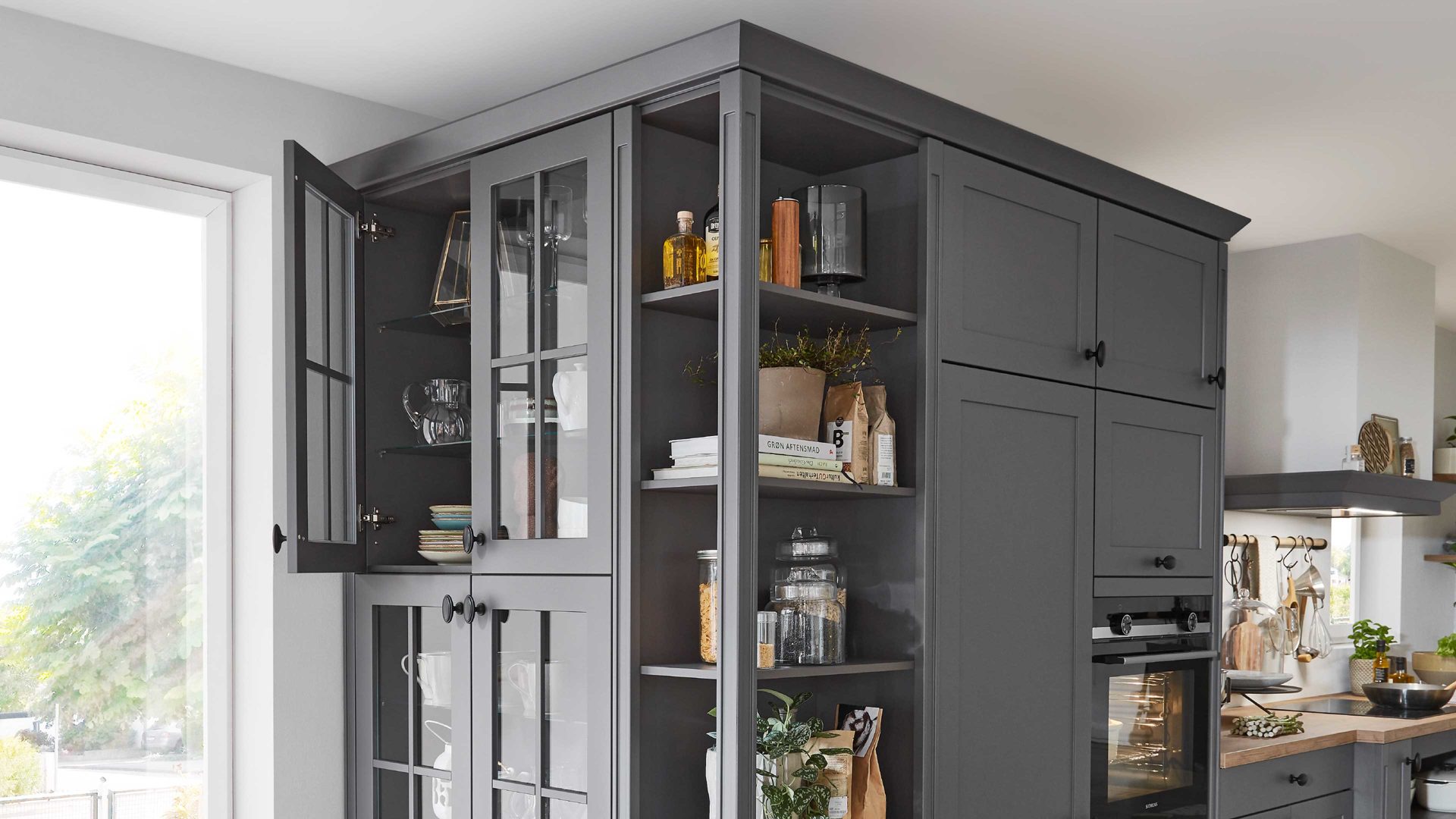 Einbauküche Nobilia® aus Holz in Dunkelgrau nobilia® Einbauküche Nordic mit SIEMENS Elektrogeräten Schiefergrau & Taxus - Länge ca. 539 cm