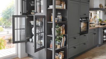 Einbauküche Nobilia® aus Holz in Dunkelgrau nobilia® Einbauküche Nordic mit SIEMENS Elektrogeräten Schiefergrau & Taxus - Länge ca. 539 cm