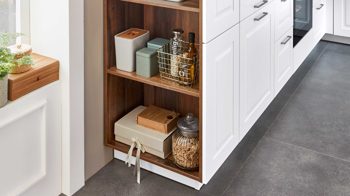 Einbauküche Nobilia® aus Holz in Weiß nobilia® Einbauküche Sylt mit AEG Elektrogeräten Alpinweiß & Balkeneiche - Stellfläche ca. 320 x 310 cm