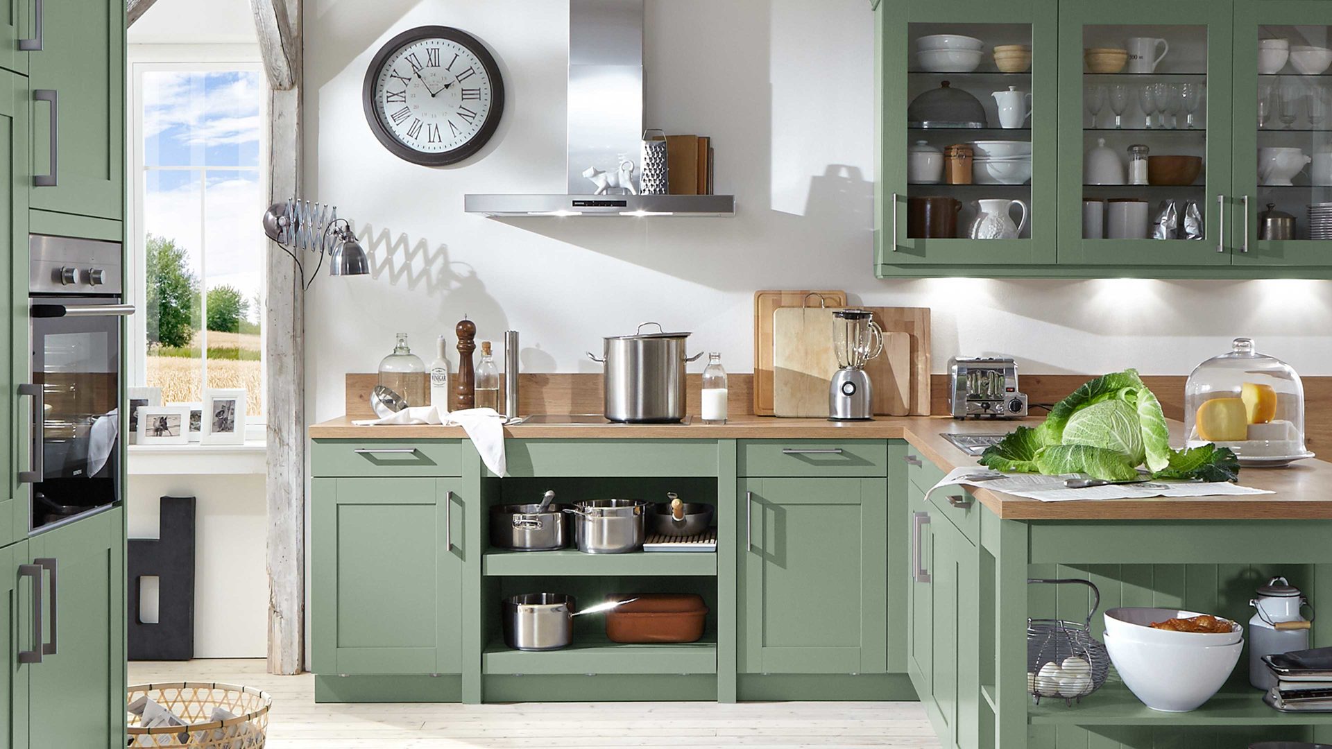 Einbauküche WERT KÜCHE® aus Holz in Grün WERT KÜCHE® Carolin mit SIEMENS-Elektrogeräten wie Einbaubackofen Salbeigrün & Asteiche – Stellfläche ca. 400 x 289 cm