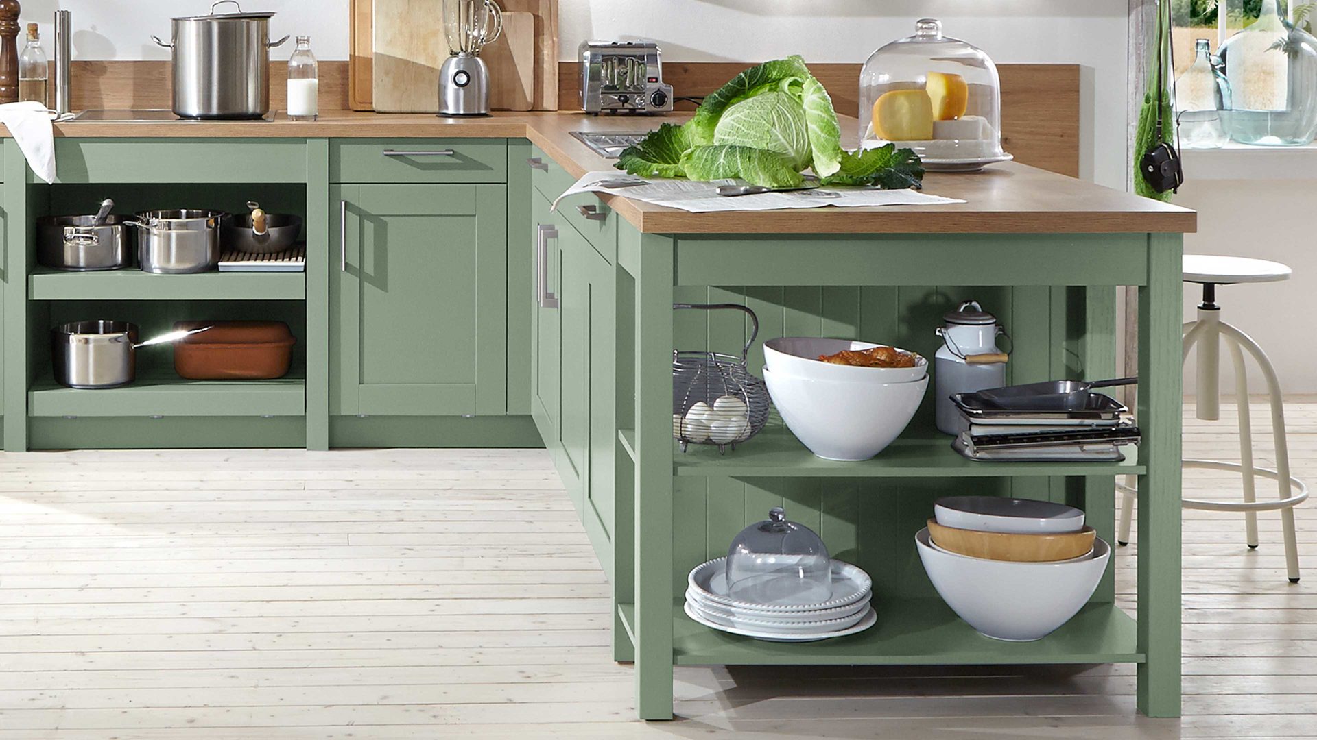 Einbauküche WERT KÜCHE® aus Holz in Grün WERT KÜCHE® Carolin mit SIEMENS-Elektrogeräten wie Einbaubackofen Salbeigrün & Asteiche – Stellfläche ca. 400 x 289 cm