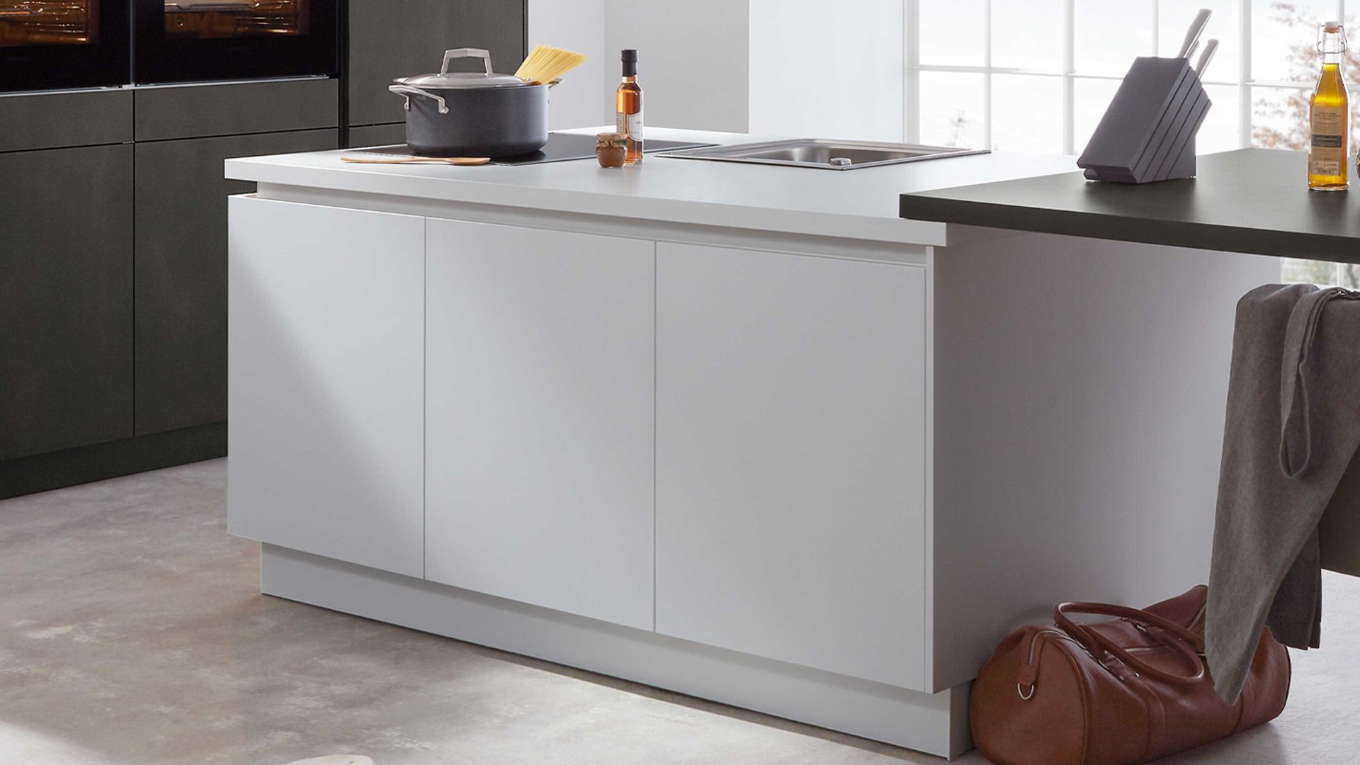 Einbauküche WERT KÜCHE® aus Holz in Dunkelgrau WERT KÜCHE® Nova mit SIEMENS Einbaugeräten Kristallweiß & Stahl dunkel – zweiteilig