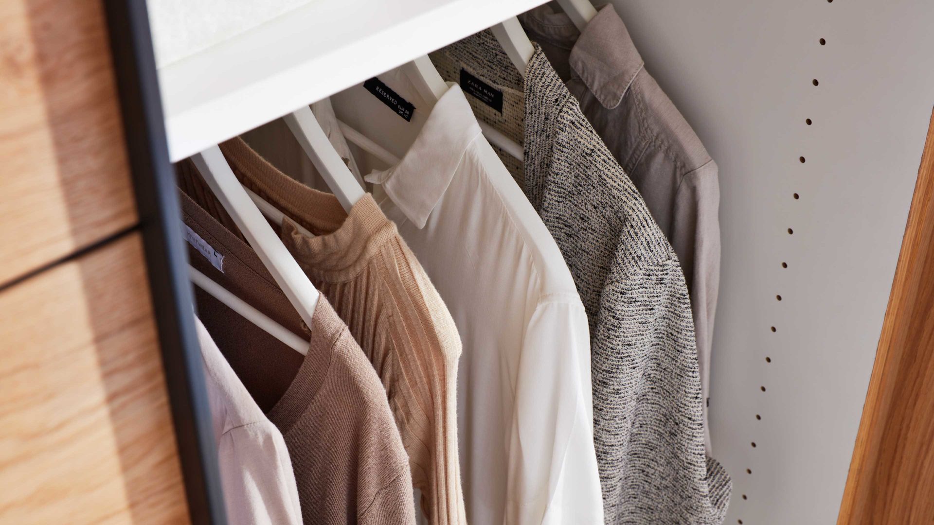 Kleiderschrank Interliving aus Holz in Holzfarben Interliving Schlafzimmer Serie 1024 – Schwebetürenschrank 982400 Design 24,  Balkeneiche - zwei Türen, Breite ca. 241 cm