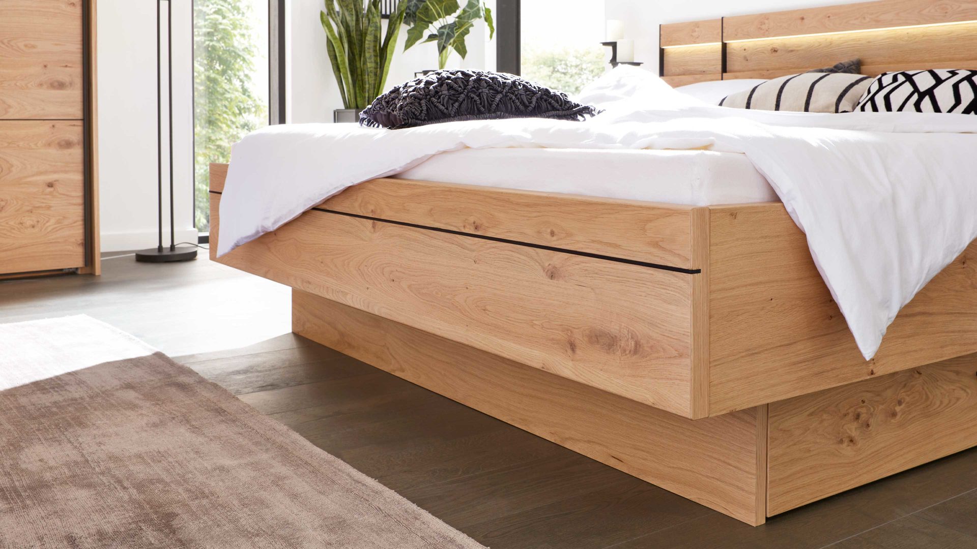 Bettgestell Interliving aus Holz in Holzfarben Interliving Schlafzimmer Serie 1024 – Bettgestell 85538 schwebend, Liegefläche ca. 160 x 200 cm - Balkeneiche