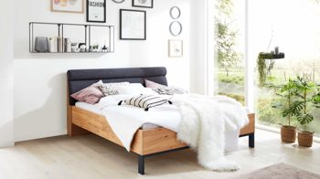 Bettgestell Interliving aus Holz in Anthrazit Interliving Schlafzimmer Serie 1023 – Bettgestell 83438 Winkelfuß, Liegefläche ca. 140 x 200 cm - Balkeneiche & Anthrazit