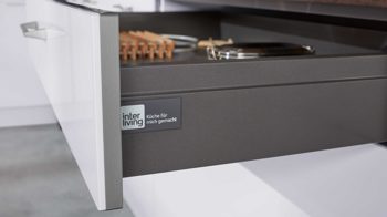 Einbauküche Interliving aus Holz in Weiß Interliving Küche Serie 3051 mit Einbaugeräten Arctiweiß & Quarzgrau Hochglanz – zweizeilig