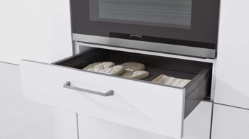 Einbauküche Interliving aus Holz in Weiß Interliving Küche Serie 3051 mit privileg Einbaugeräten Arctiweiß & Quarzgrau Hochglanz – zweizeilig