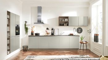 Einbauküche Interliving aus Holz in Grau Interliving Küche Serie 3102 mit AEG-Einbaugeräten Platingrau & Eiche Graphit Silber - zweizeilig
