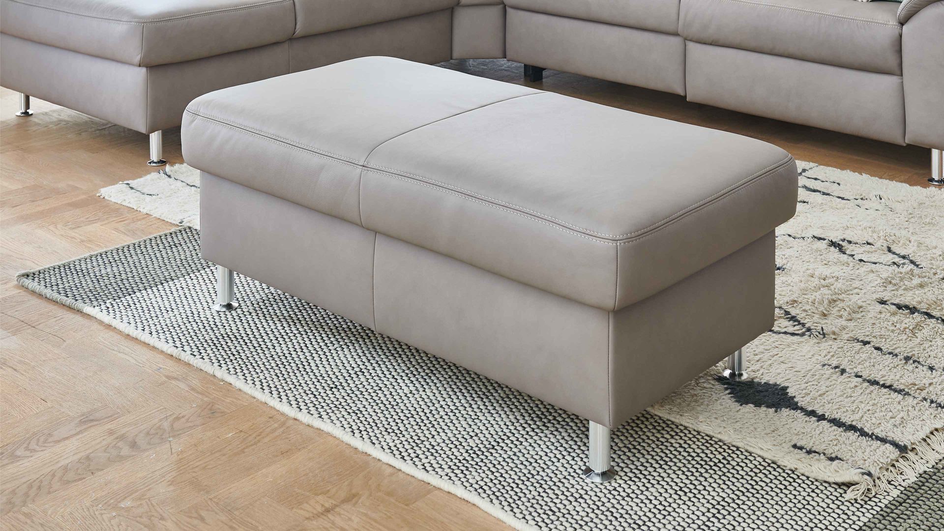Polsterhocker modulmaster aus Leder in Grau Modulmaster MM-PN1102 - XXL-Hocker granitfarbenes Leder Torro & Alufüße - ca. 130 x 65 cm