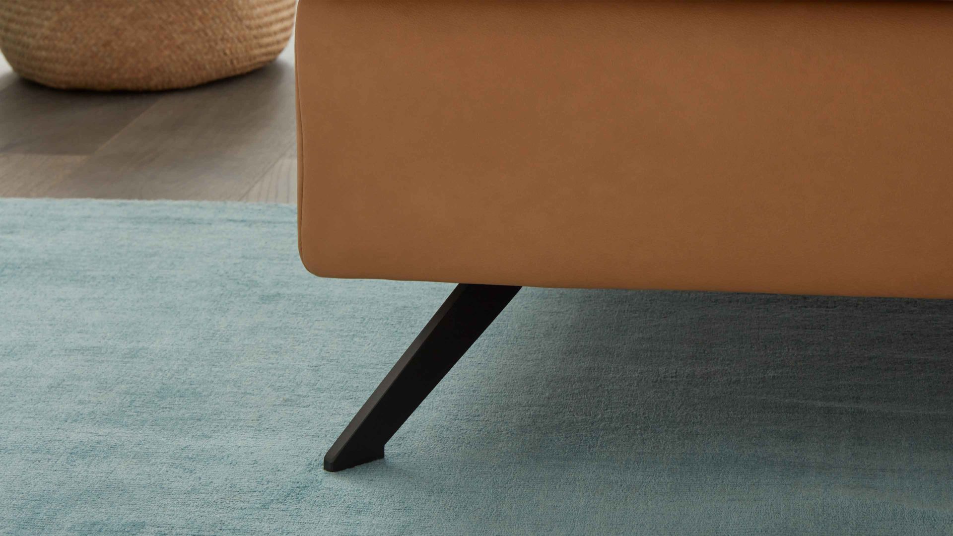 Polsterhocker modulmaster aus Leder in Hellbraun Modulmaster MM-PN1161 - XXL-Hocker honigfarbenes Leder Torro & schwarze Metallfüße - ca. 130 x 65 cm