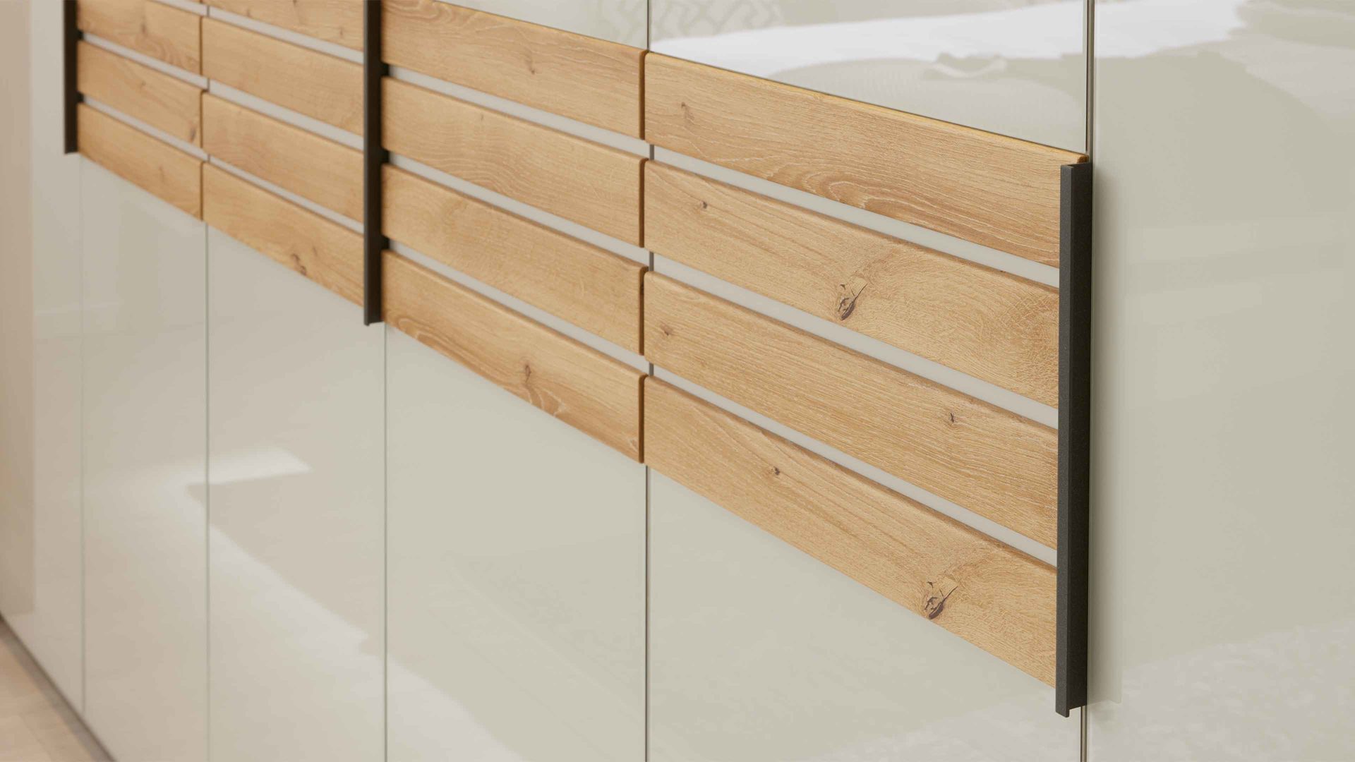 Kleiderschrank Interliving aus Holz in Hellgrau Interliving Schlafzimmer Serie 1026 – Kleiderschrank 341 Champagner & Eiche bianco - sechs Türen, Breite ca. 300 cm