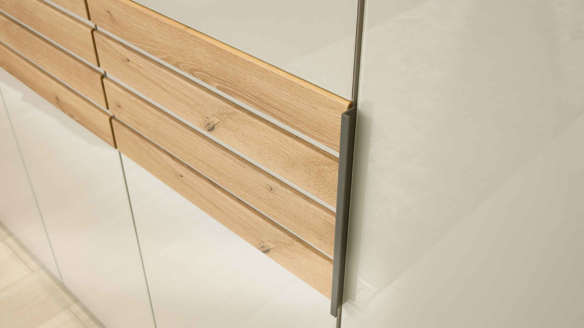 Kleiderschrank Interliving aus Holz in Hellgrau Interliving Schlafzimmer Serie 1026 – Kleiderschrank 341 Champagner & Eiche bianco - sechs Türen, Breite ca. 300 cm