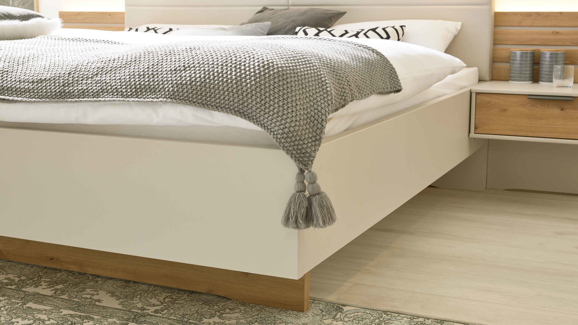 Möbelbeleuchtung Interliving aus Holz in Hellgrau Interliving Schlafzimmer Serie 1026 – Komplettzimmer mit Beleuchtung Champagner & Eiche bianco - Liegefläche ca. 180 x 200 cm