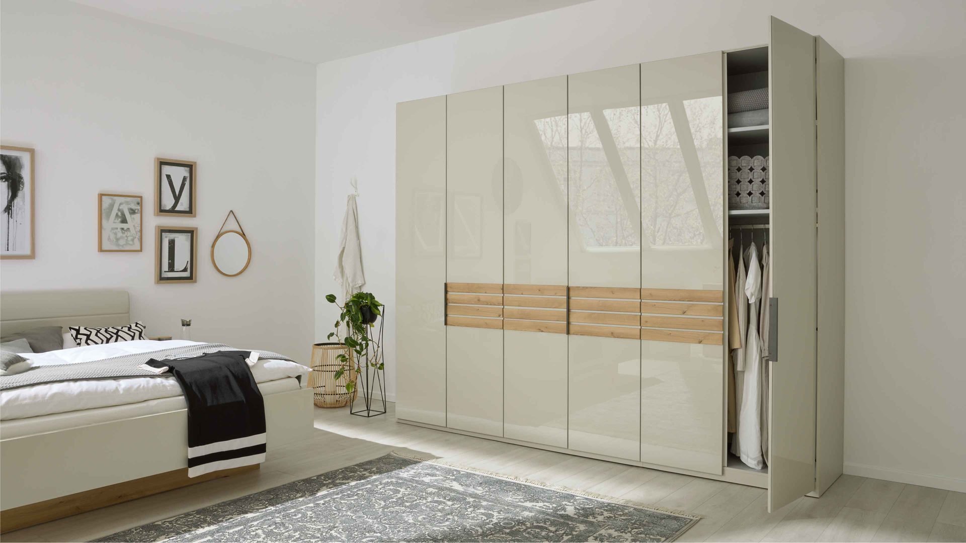 Kleiderschrank Interliving aus Holz in Hellgrau Interliving Schlafzimmer Serie 1026 – Kleiderschrank 341 Champagner & Eiche bianco - sechs Türen, Breite ca. 300 cm