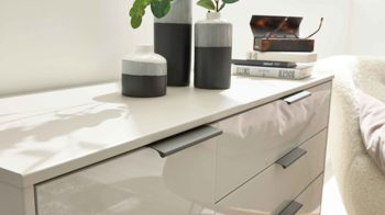 Kombikommode Interliving aus Holz in Hellgrau Interliving Schlafzimmer Serie 1026 – Kombikommode 231 Champagner & Eiche bianco - fünf Türen, eine Schublade, Breite ca. 120 cm