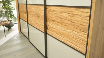 Komplettzimmer Interliving aus Holz in Hellgrau Interliving Schlafzimmer Serie 1027 – Komplettzimmer Eiche bianco & Champagner - vierteilig