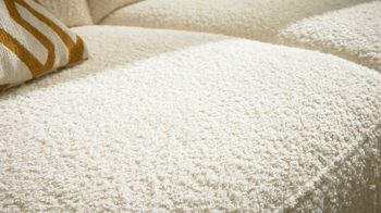 Polsterhocker Interliving aus Stoff in Weiß Interliving Sofa Serie 4054 – XXL-Hocker Ho naturweiße Chenille & schwarze Metallfüße – ca. 130 x 60 cm