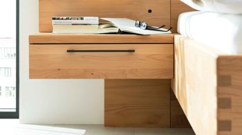 Nachtkommode Interliving aus Holz in Holzfarben Interliving Schlafzimmer Serie 1028 – Hänge-Nachtkonsole rechts - Erle, eine Schublade