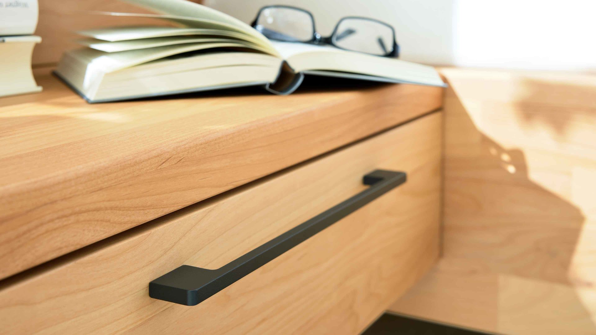 Nachtkommode Interliving aus Holz in Holzfarben Interliving Schlafzimmer Serie 1028 – Hänge-Nachtkonsole 1643 links - Erle, eine Schublade