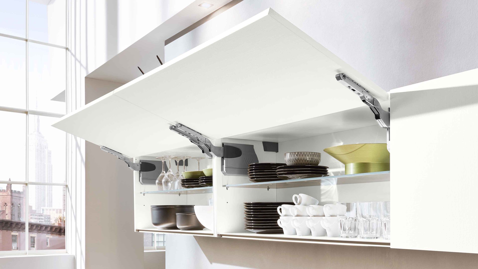 Einbauküche Interliving aus Holz in Weiß Interliving Küche Serie 3054 mit AEG Einbaugeräten Arcticweiß & Eiche Nero – zweizeilig