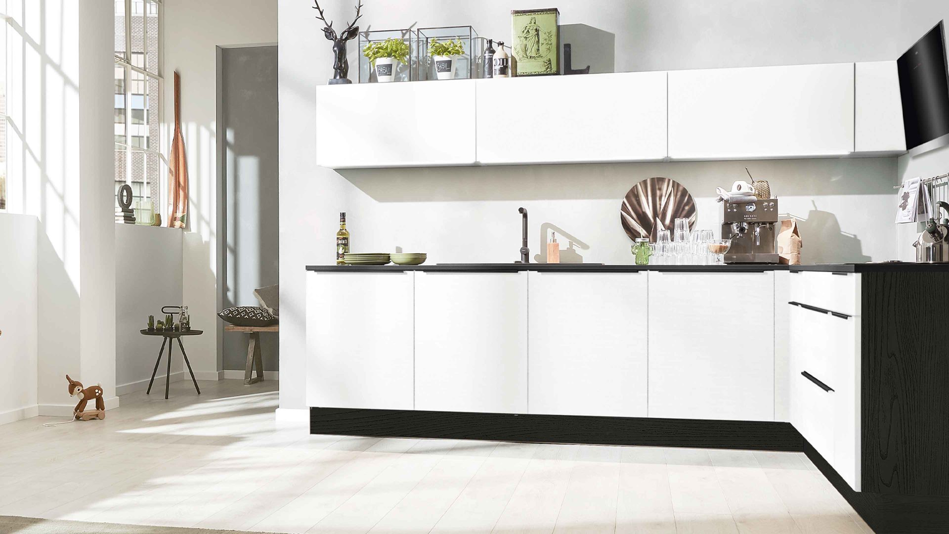 Einbauküche Interliving aus Holz in Weiß Interliving Küche Serie 3054 mit AEG Einbaugeräten Arcticweiß & Eiche Nero – zweizeilig