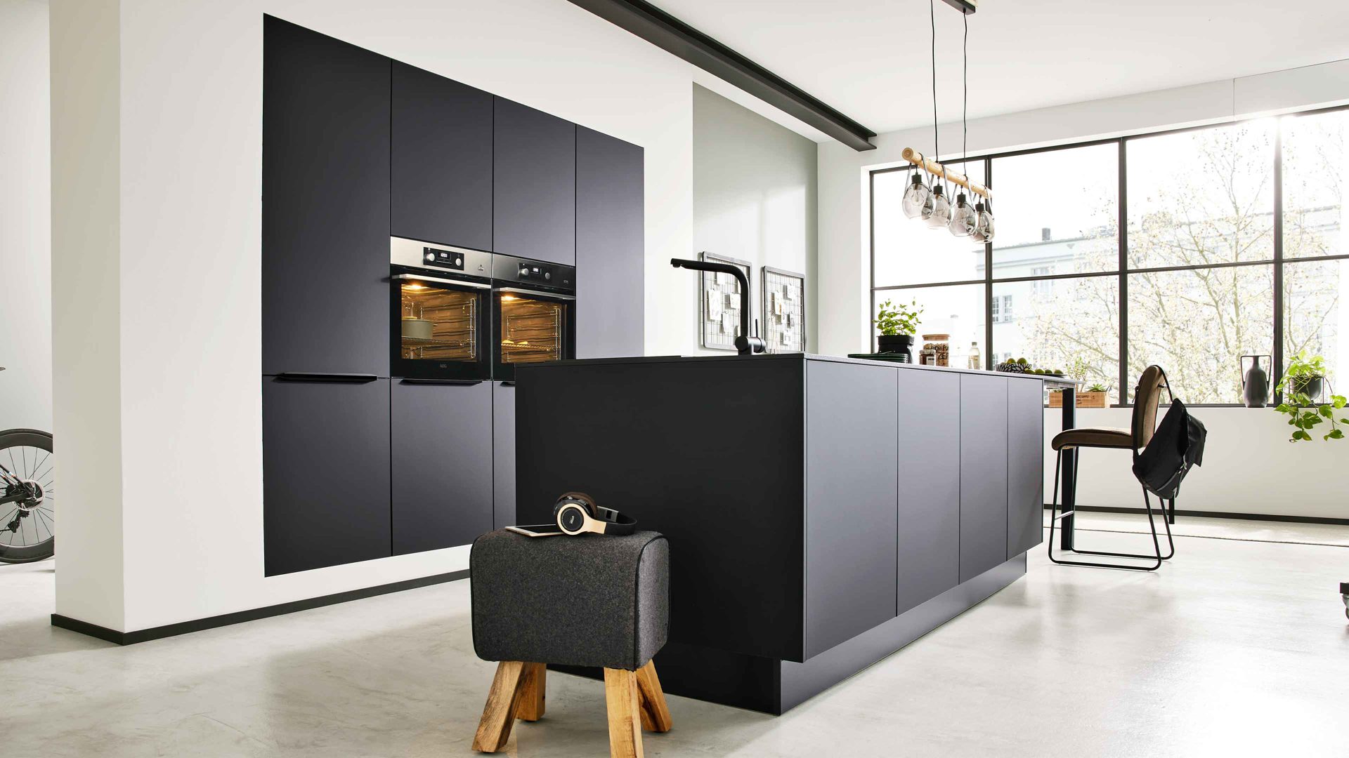 Einbauküche Interliving aus Holz in Schwarz Interliving Küche Serie 3057 mit AEG Einbaugeräten Mattschwarz – zweizeilig