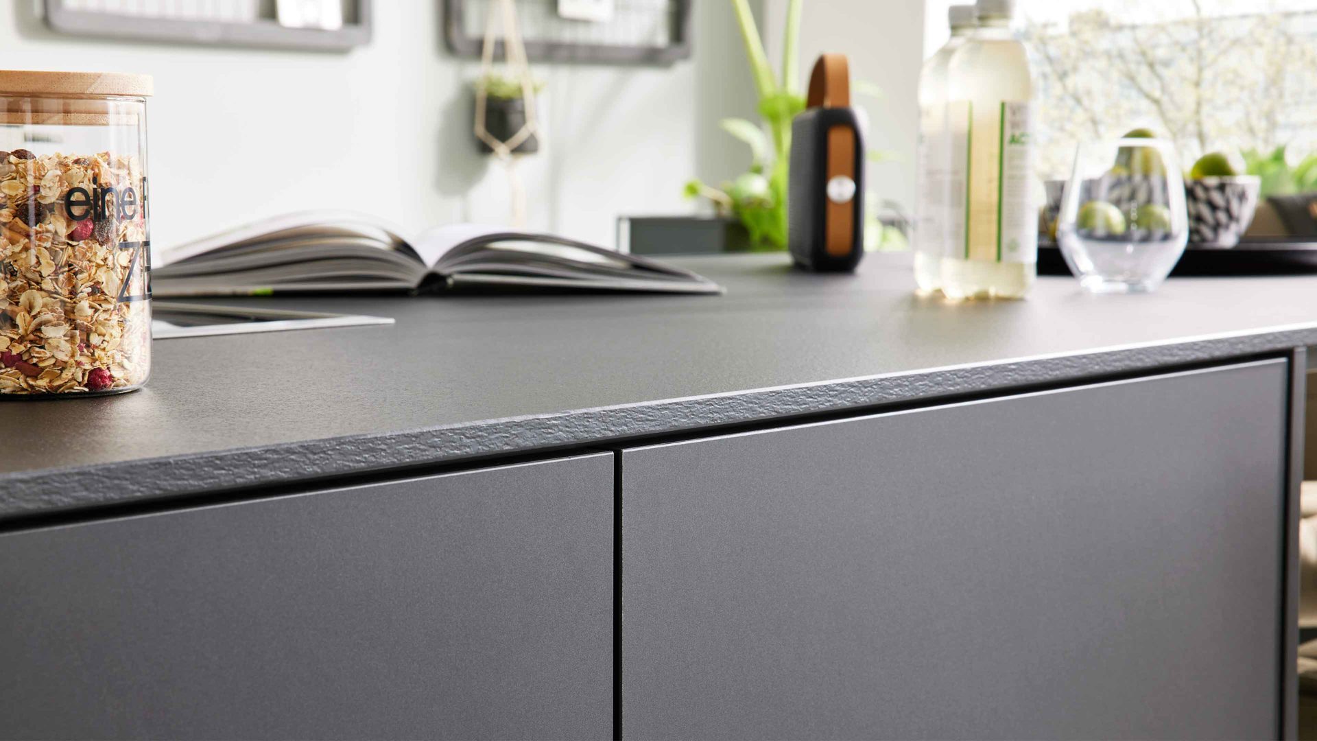 Einbauküche Interliving aus Holz in Schwarz Interliving Küche Serie 3057 mit AEG Einbaugeräten Mattschwarz – zweizeilig