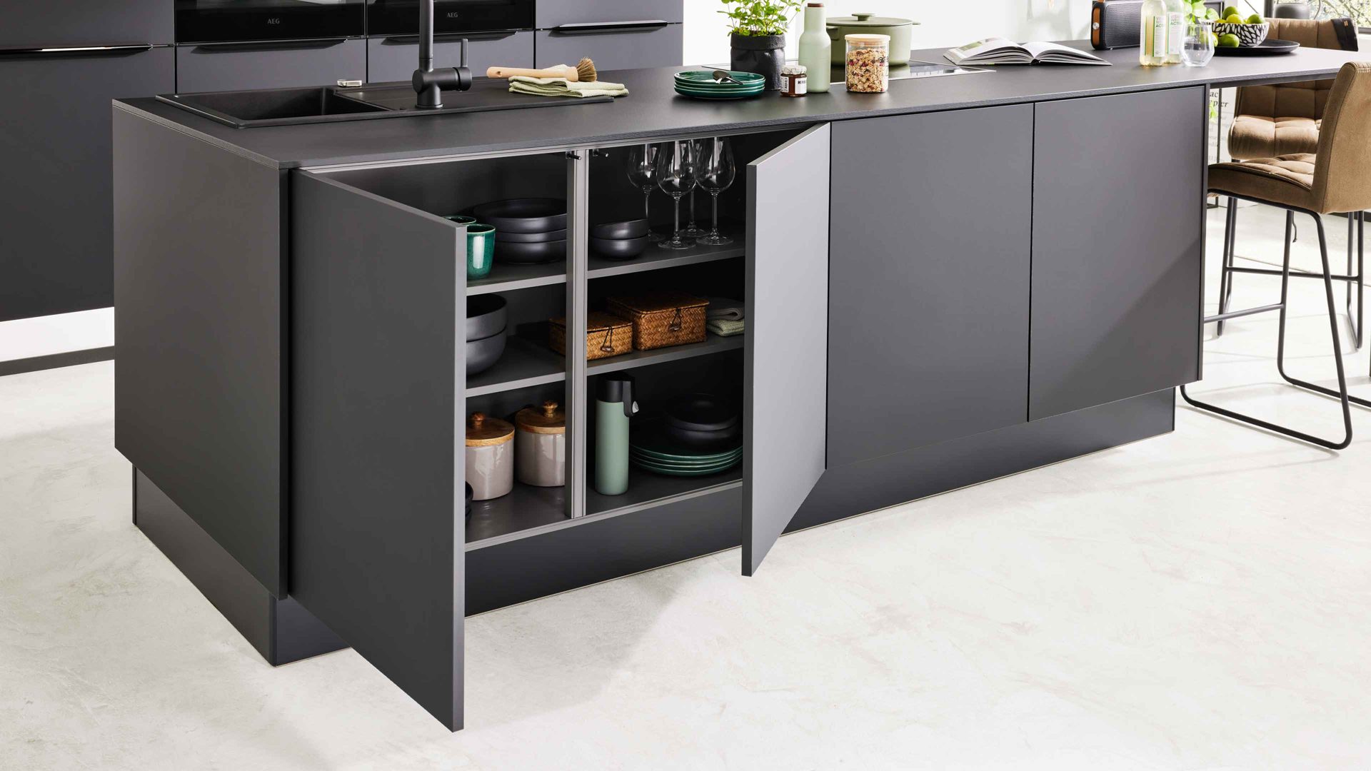 Einbauküche Interliving aus Holz in Schwarz Interliving Küche Serie 3057 mit AEG Einbaugeräten Mattschwarz – zweizeilig