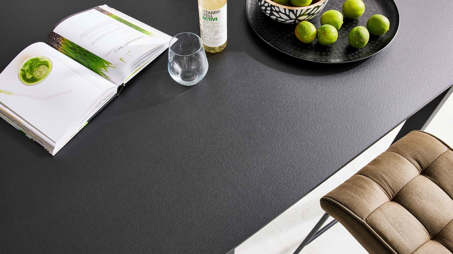 Einbauküche Interliving aus Holz in Schwarz Interliving Küche Serie 3057 mit AEG Einbaugeräten Mattschwarz – zweizeilig