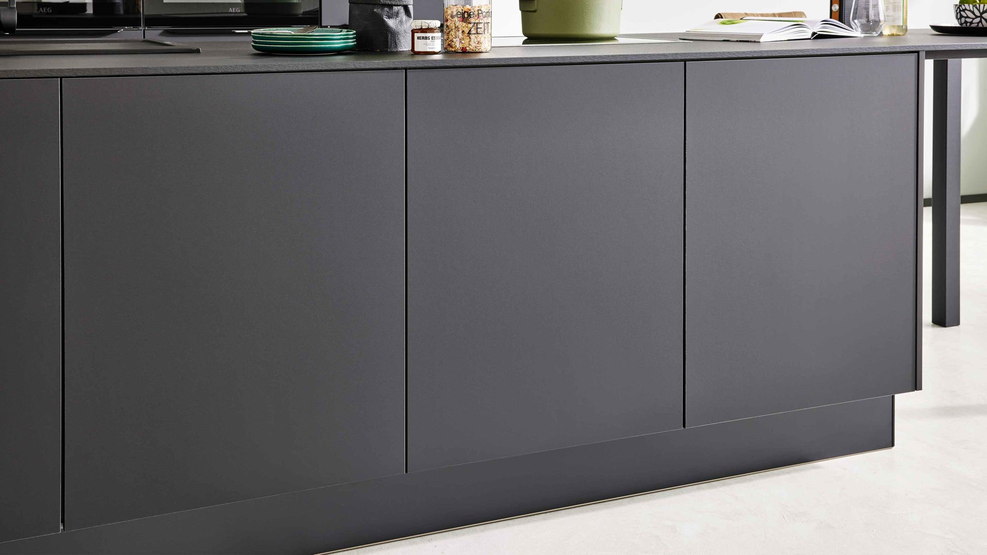 Einbauküche Interliving aus Holz in Schwarz Interliving Küche Serie 3104 mit AEG Einbaugeräten Mattschwarz – zweizeilig