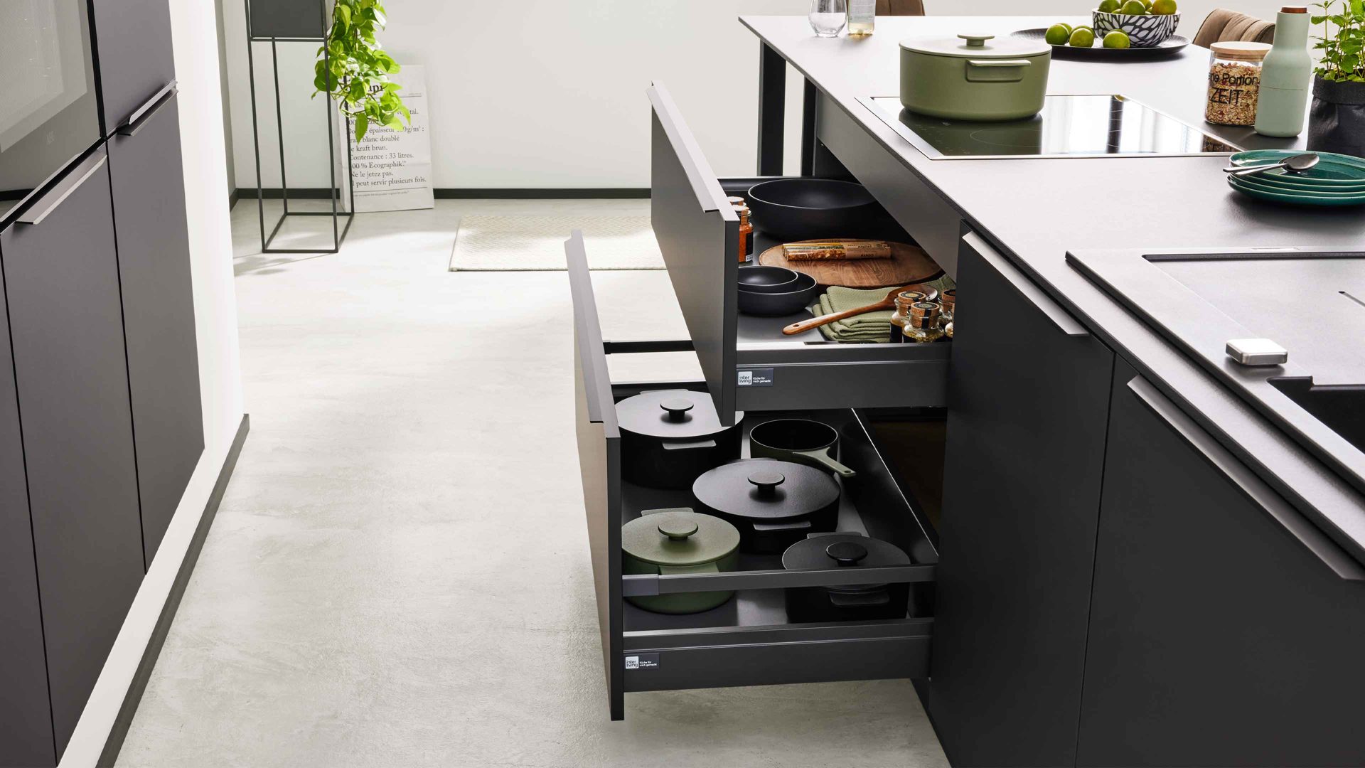 Einbauküche Interliving aus Holz in Schwarz Interliving Küche Serie 3104 mit AEG Einbaugeräten Mattschwarz – zweizeilig