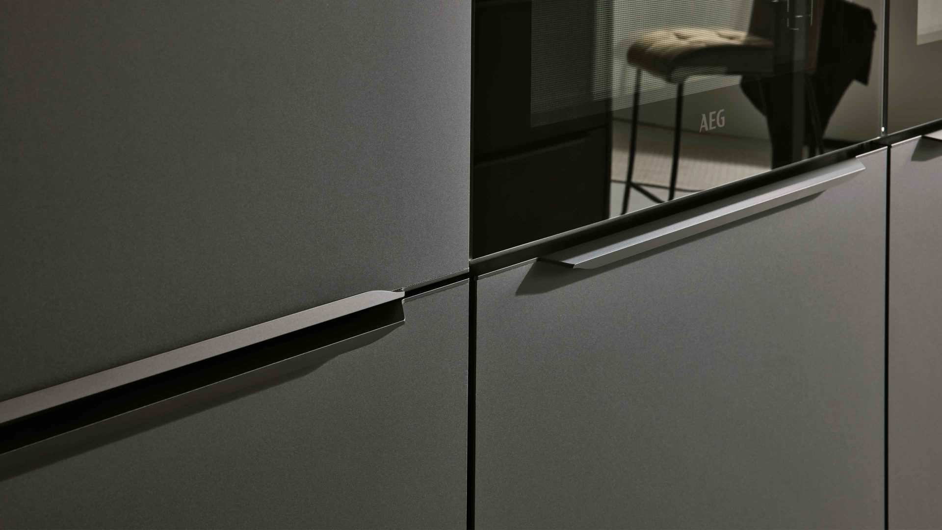 Einbauküche Interliving aus Holz in Schwarz Interliving Küche Serie 3104 mit AEG Einbaugeräten Mattschwarz – zweizeilig