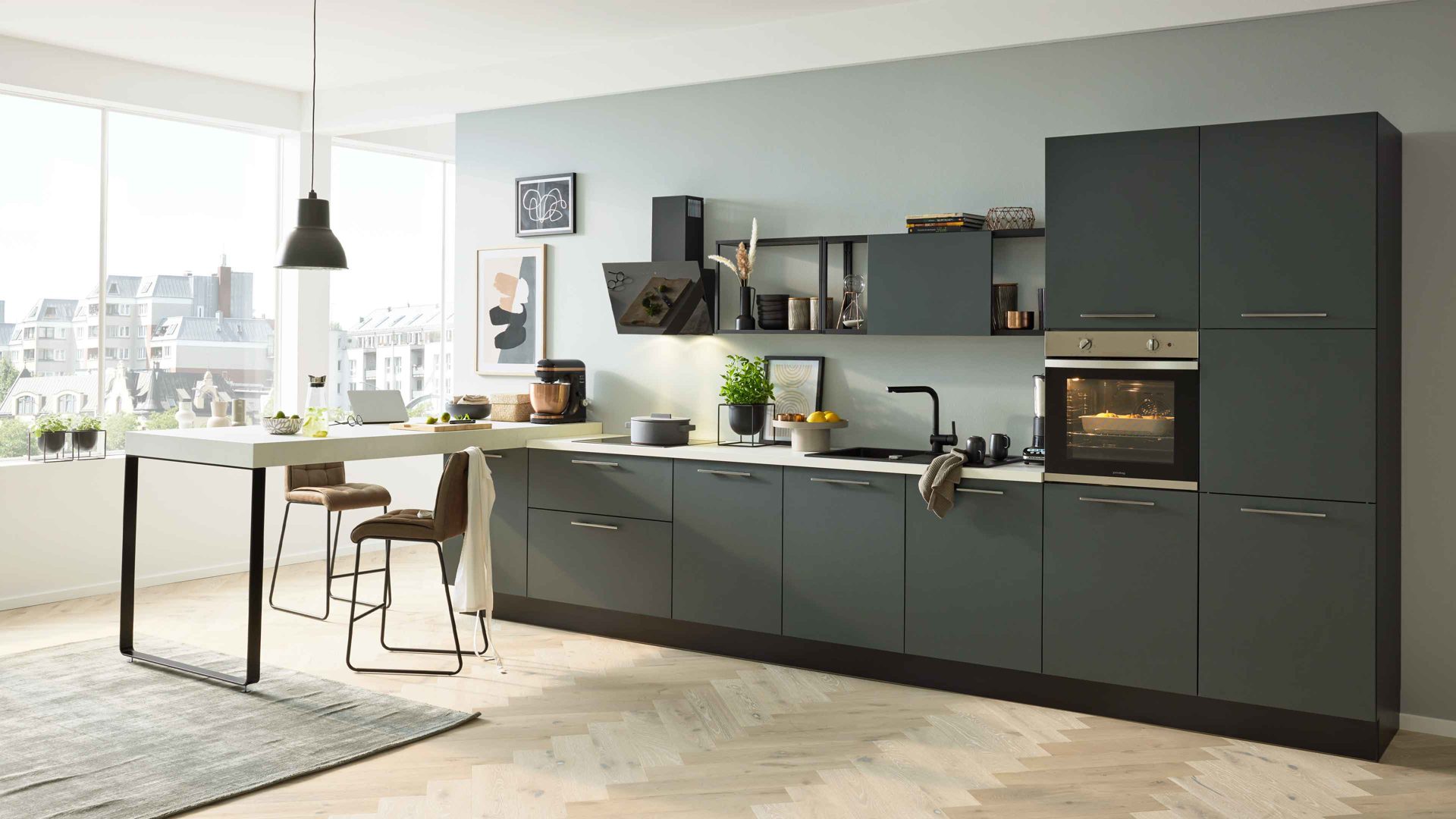 Einbauküche Interliving aus Holz in Dunkelgrün Interliving Küche Serie 3059 mit Einbaugeräten Black Green - Stellfläche ca. 220 x 480 cm