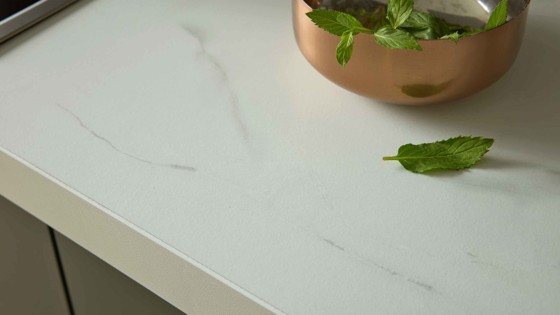 Einbauküche Interliving aus Holz in Dunkelgrün Interliving Küche Serie 3059 mit Einbaugeräten Black Green - Stellfläche ca. 220 x 480 cm