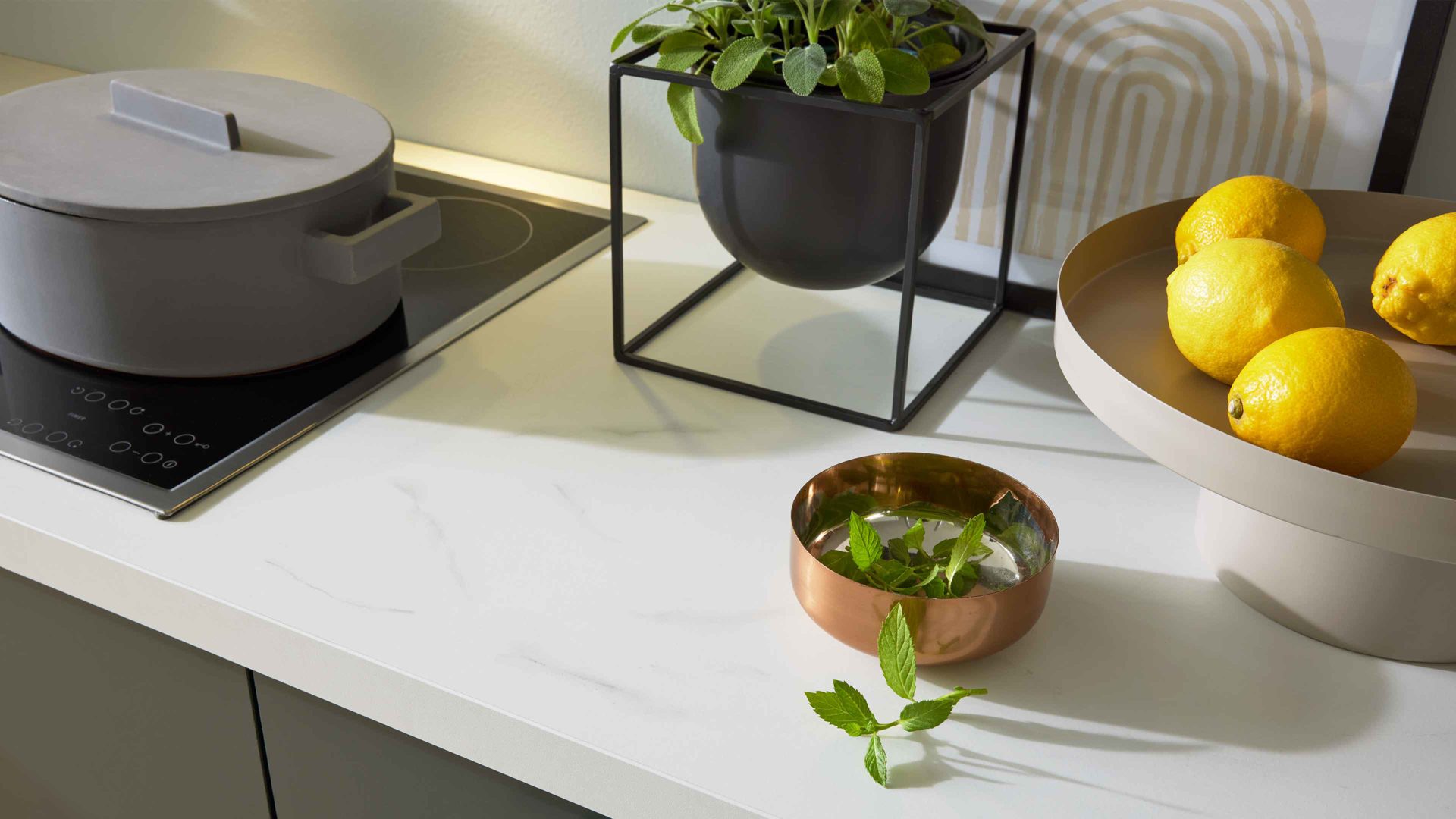 Einbauküche Interliving aus Holz in Dunkelgrün Interliving Küche Serie 3059 mit privileg Einbaugeräten Black Green - Stellfläche ca. 220 x 480 cm