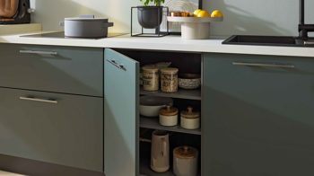 Einbauküche Interliving aus Holz in Dunkelgrün Interliving Küche Serie 3059 mit Einbaugeräten Black Green - Stellfläche ca. 220 x 480 cm