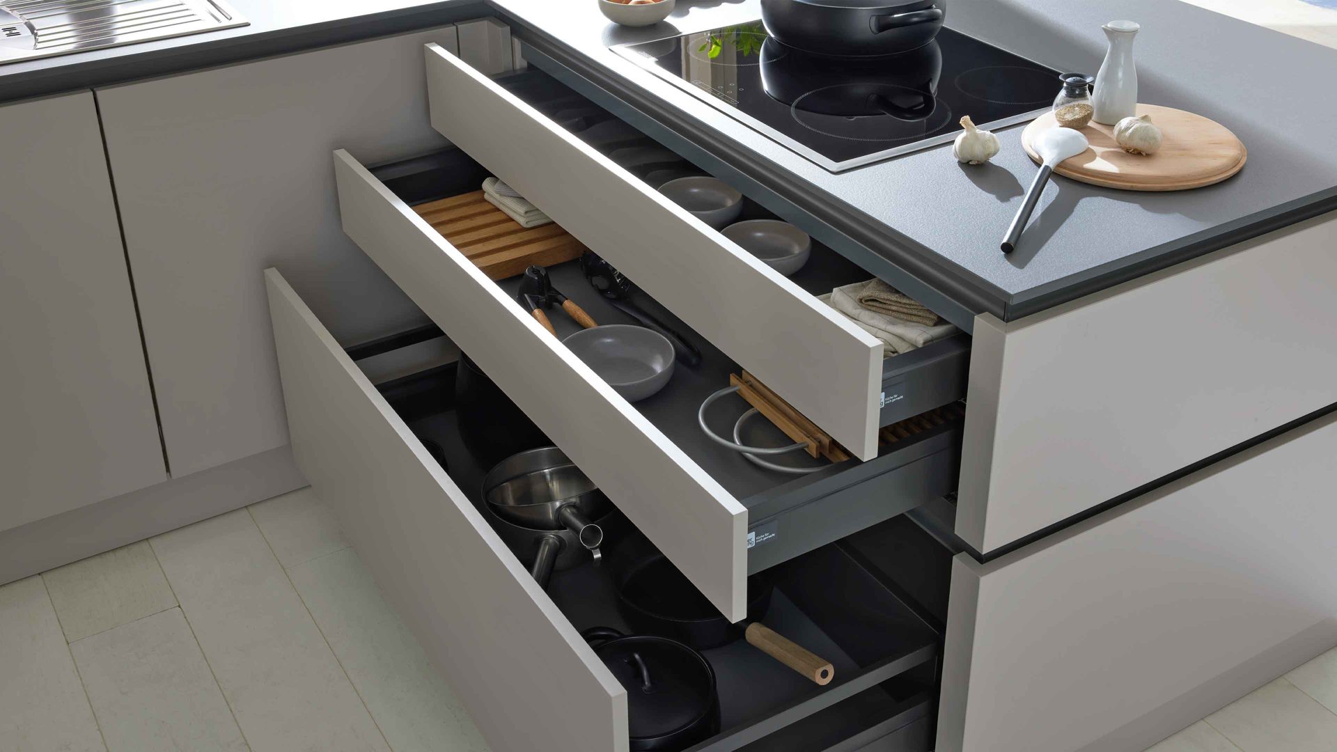 Einbauküche Interliving aus Holz in Grau Interliving Küche Serie 3060 mit Constructa Einbaugeräten Sahara & Quarzgrau - Stellfläche ca. 275 x 309 cm