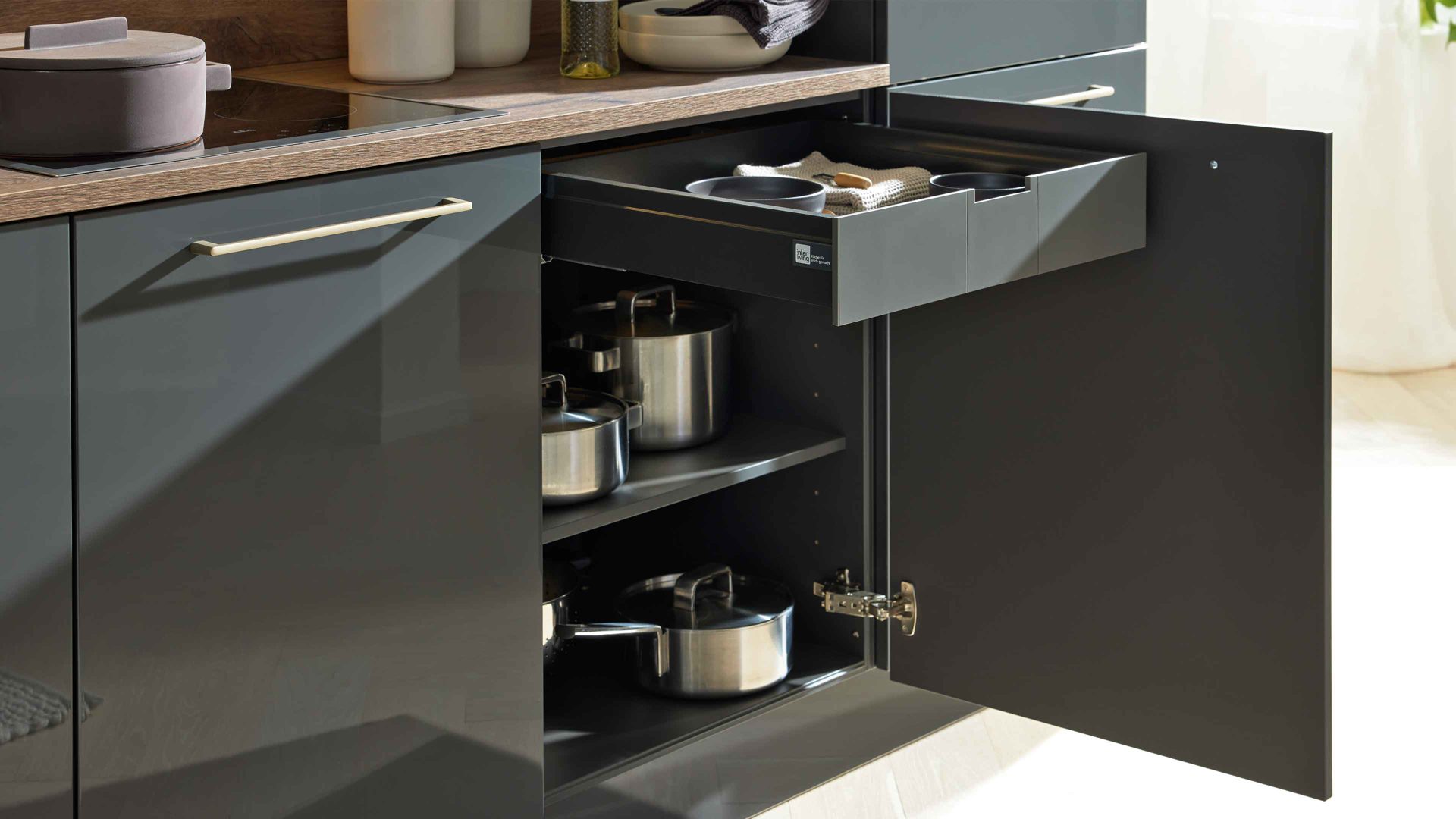 Einbauküche Interliving aus Holz in Dunkelgrau Interliving Küche Serie 3114 mit AEG Einbaugeräten Graphit & Castell Eiche - Länge ca. 408 cm