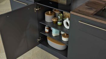 Einbauküche Interliving aus Holz in Dunkelgrau Interliving Küche Serie 3114 mit AEG Einbaugeräten Graphit & Castell Eiche - Länge ca. 408 cm