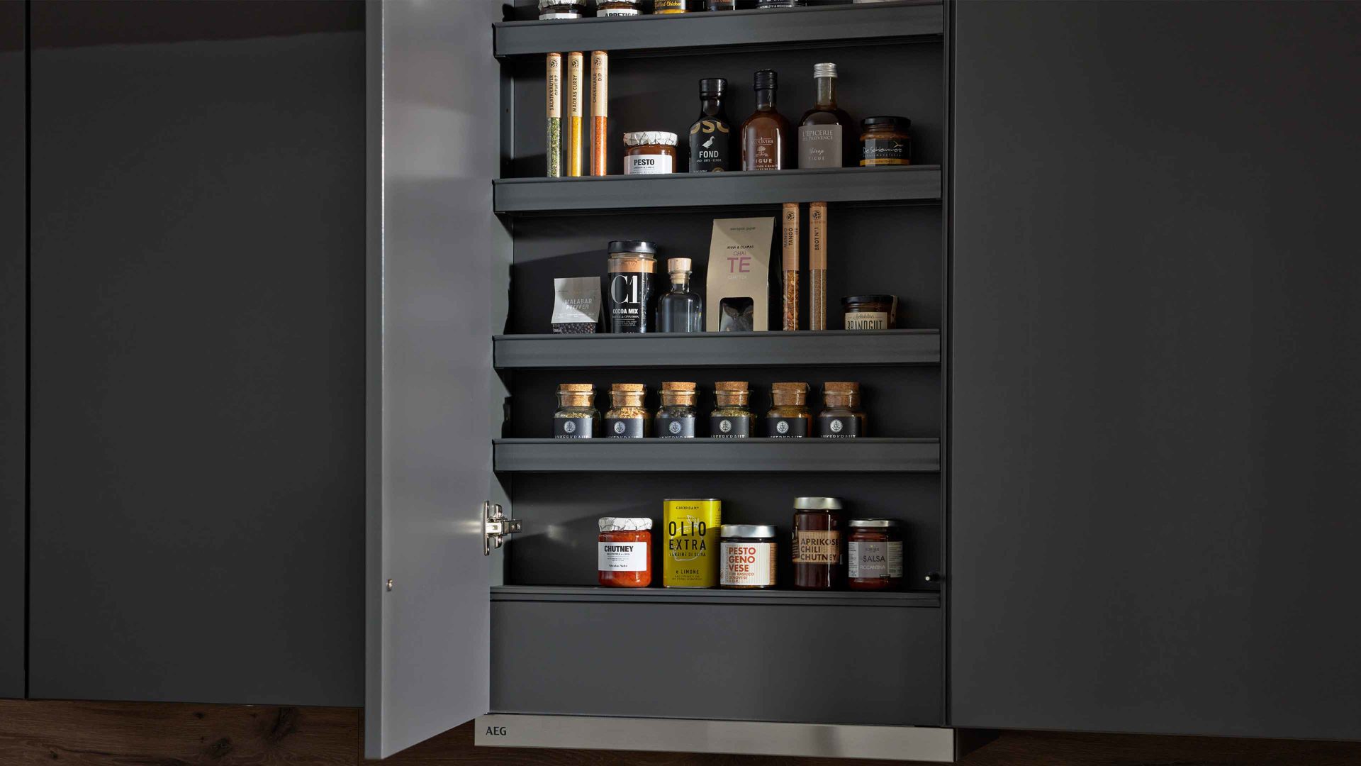 Einbauküche Interliving aus Holz in Dunkelgrau Interliving Küche Serie 3114 mit AEG Einbaugeräten Graphit & Castell Eiche - Länge ca. 408 cm