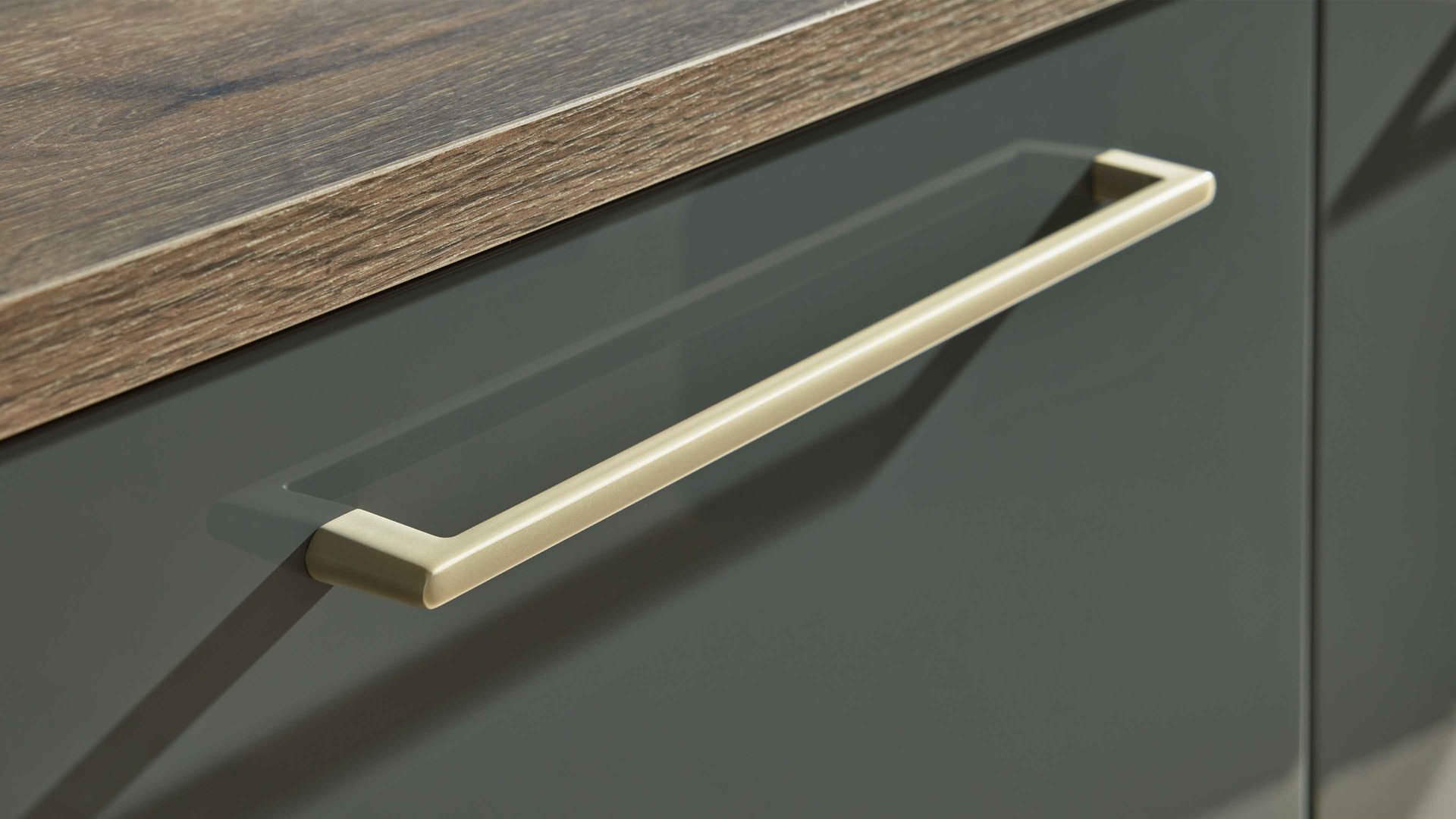 Einbauküche Interliving aus Holz in Dunkelgrau Interliving Küche Serie 3114 mit AEG Einbaugeräten Graphit & Castell Eiche - Länge ca. 408 cm